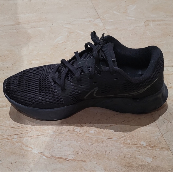 Nike running shoes - Picture 4 of 5